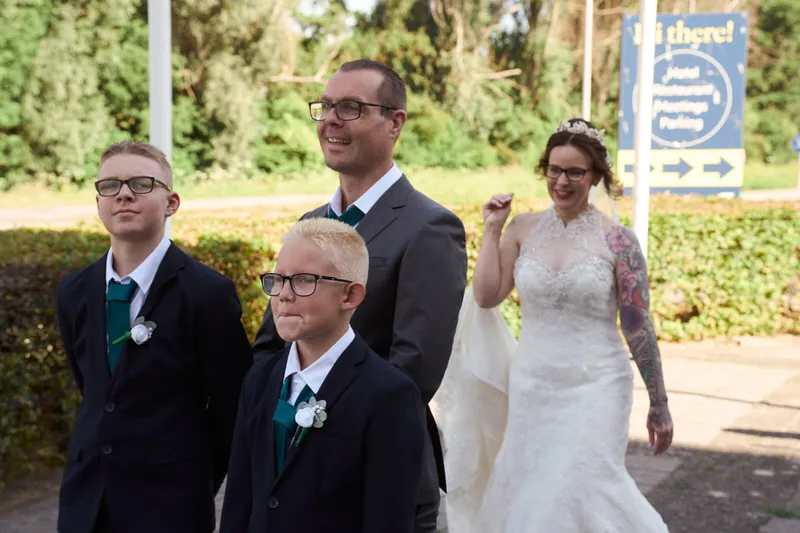 Karon loopt lachend naar Pieter en de jongens toe