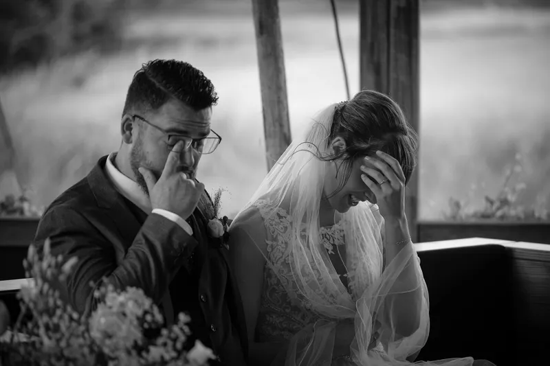 Barry houdt zijn hand voor zijn gezicht als hij Milou ziet