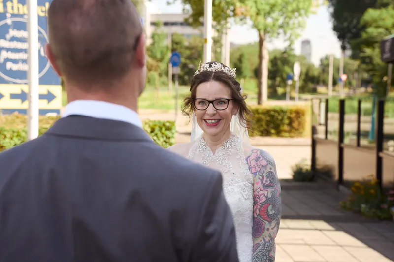 Pieter ziet Karon voor het eerst, over zijn schouder gezien