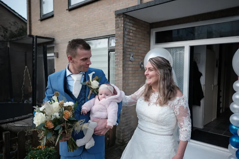 Gerrold en Wendy lachen naar elkaar voor de voordeur