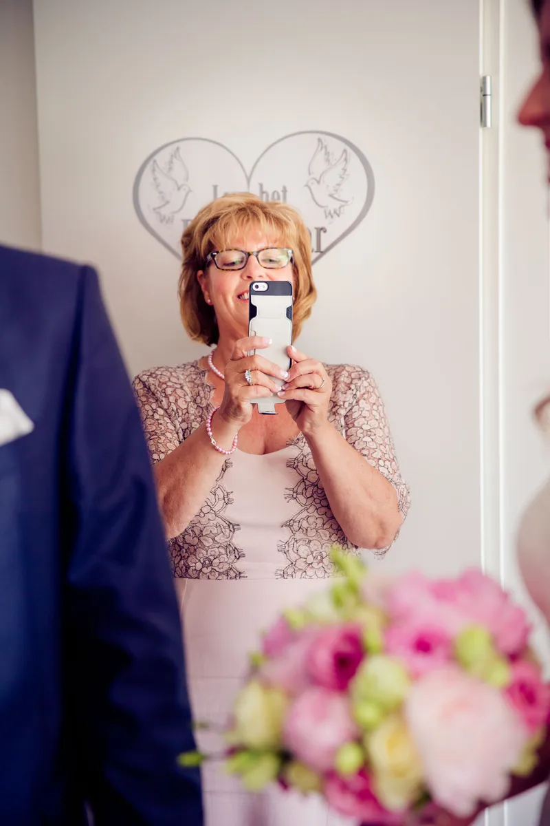 De moeder van Nienke maakt een foto van de first look