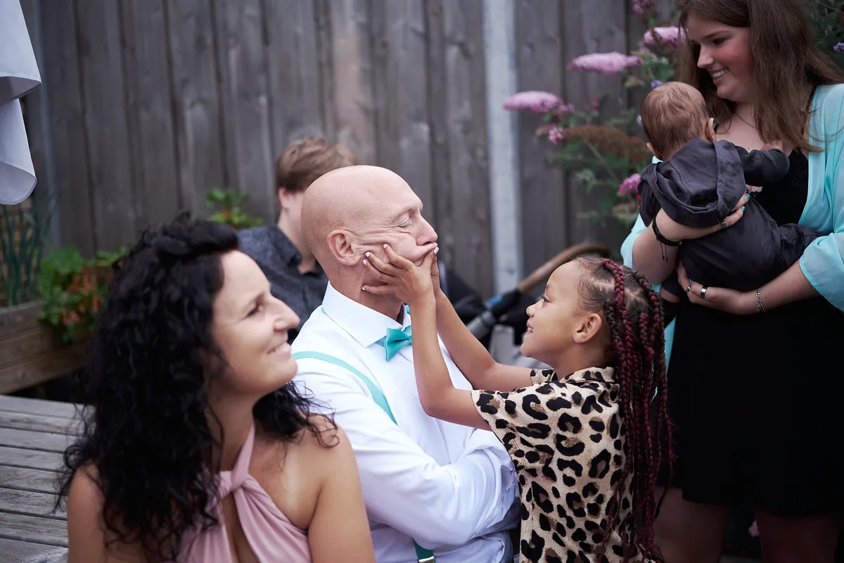 De familie om Liëla en Jeffrey heen in de tuin