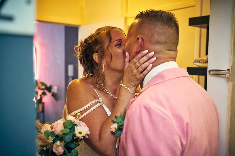 Diliana en Olav kussen elkaar in de deuropening