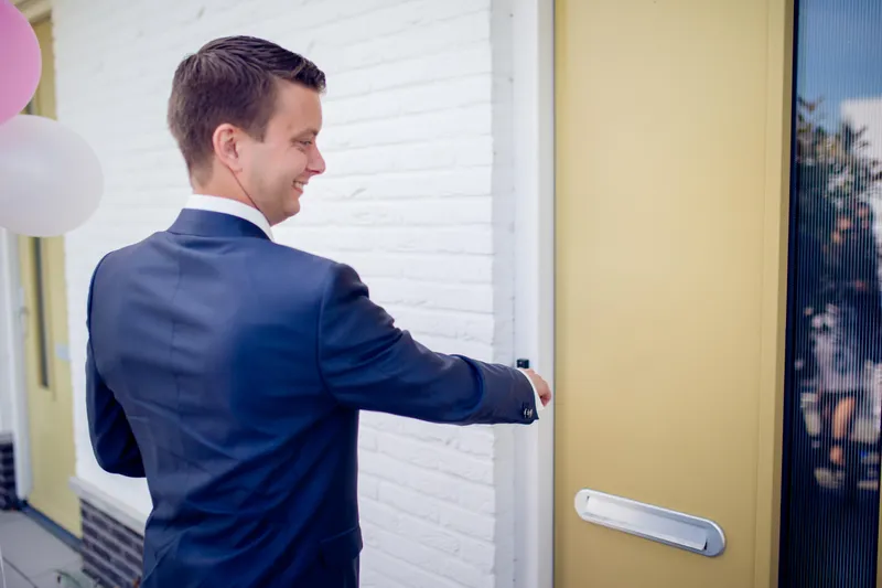 Vincent opent de deur