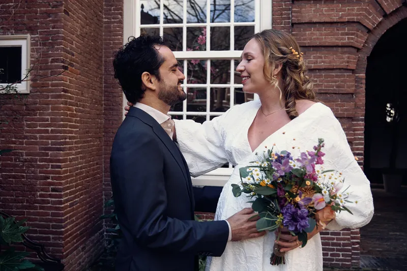 Anouk en Raphaël zien elkaar voor het eerst op de binnenplaats