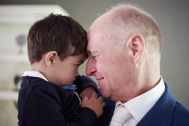 Een kleinzoon legt zijn voorhoofd tegen dat van Cees