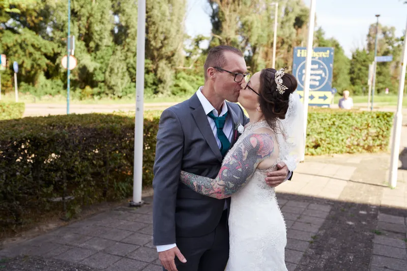 Pieter en Karon kussen elkaar voor het hotel