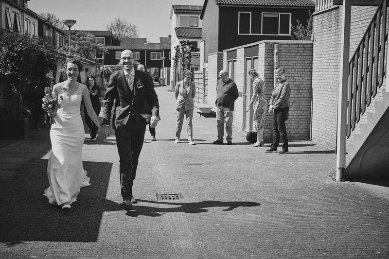 Ilse en Robbert lopen samen door de straat, de familie kijkt toe