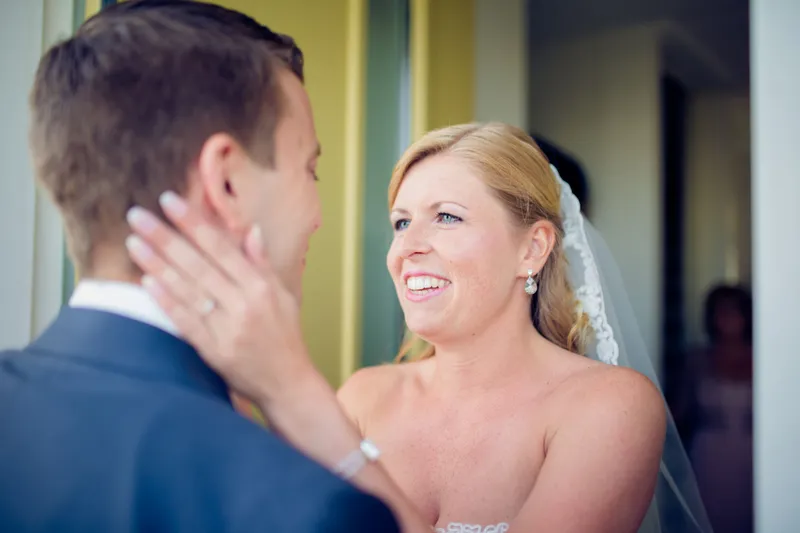 Nienke legt haar hand op de wang van Vincent