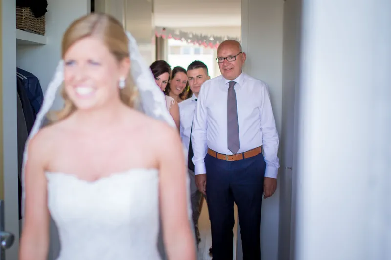 De vader van Nienke kijkt mee bij de first look