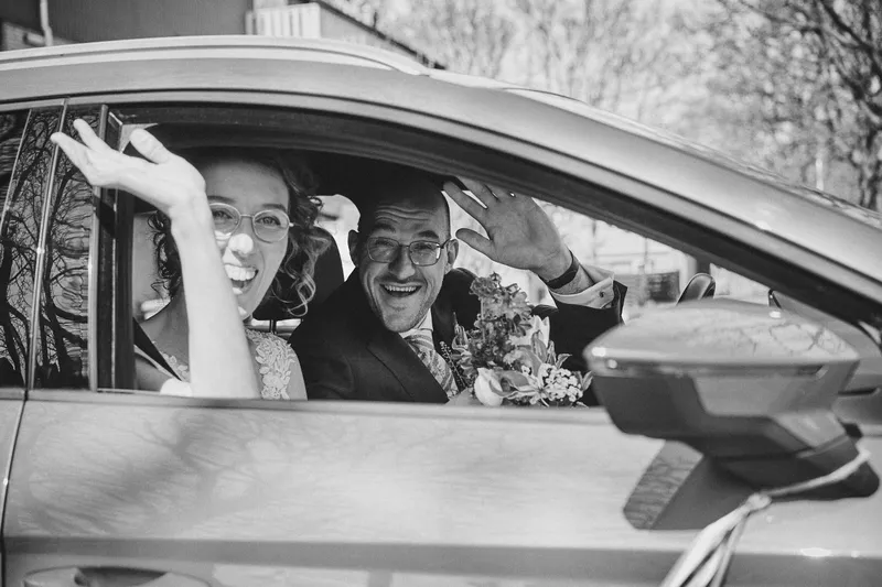 Ilse en Robbert zwaaien vanuit de auto