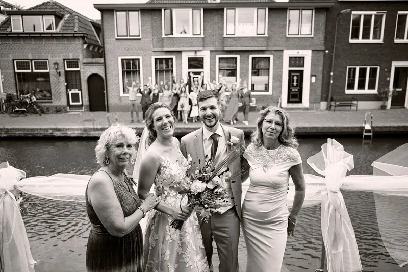 Milou en Thèron met hun familie aan de gracht