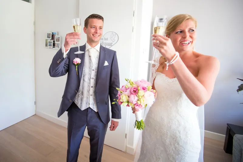 Vincent en Nienke proosten in de kamer
