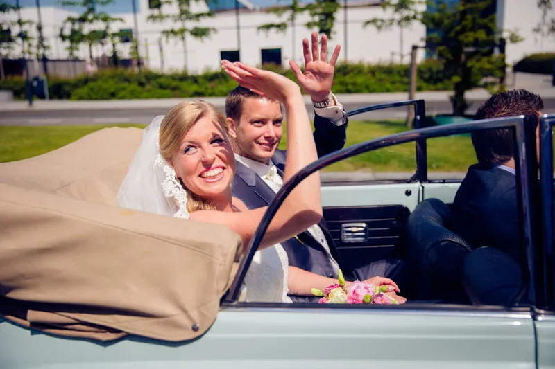 Nienke en Vincent zwaaien vanuit de Kever