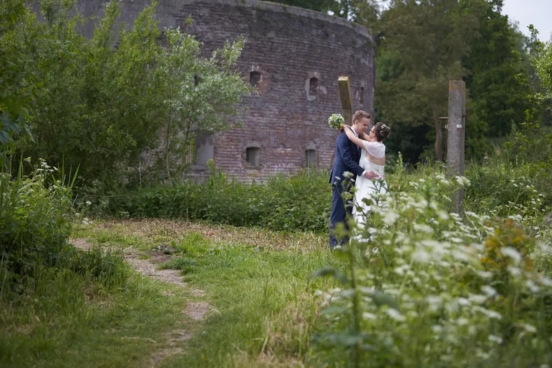 Marjolein en Coen klein tussen het hoge gras en het fluitenkruid bij Fort Uitermeer