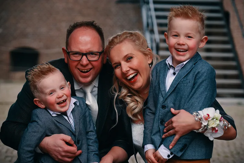 Maud en Sander lachen met hun twee zoons