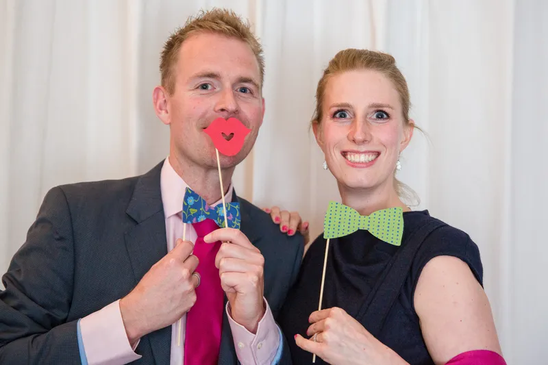Een stel met een strik en lippen in de fotobooth