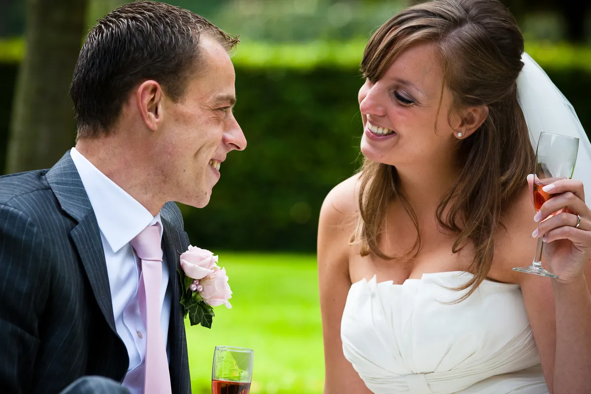 Jorinda en Gerben lachen naar elkaar met een glas rosé