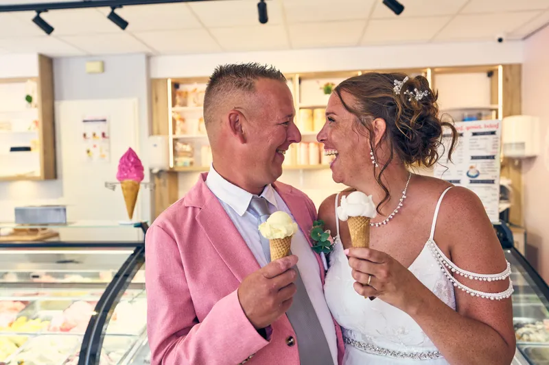 Diliana en Olav met een ijsje in de ijssalon