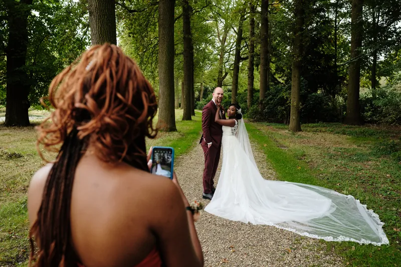 Een gast fotografeert Natascha en Tim met haar telefoon, de sleep over het pad
