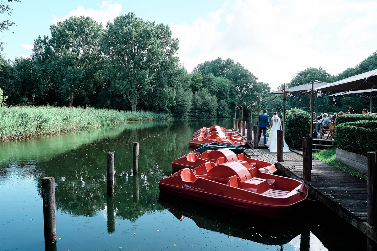 Rode waterfietsen aan de steiger bij Knus in de Delftse Hout
