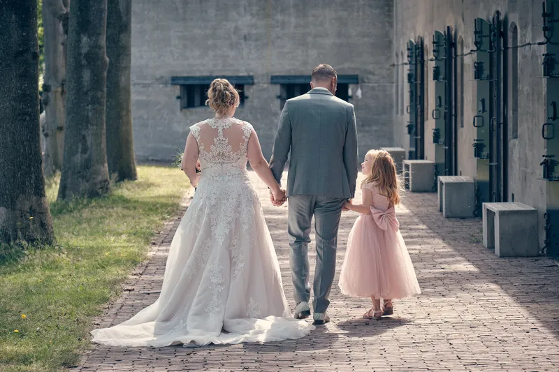 Angelique, Michiel en hun dochter lopen langs de muren van het fort