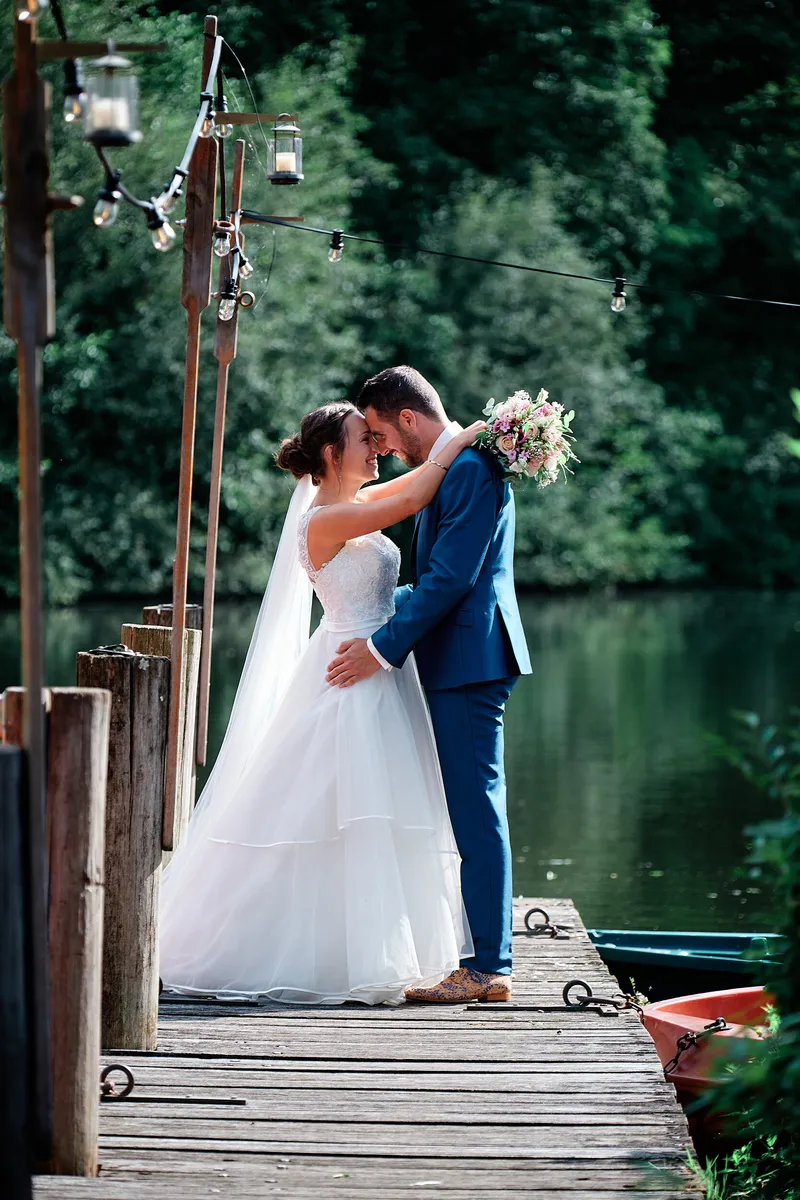 Tessa en Jeroen kussen op de houten steiger aan het water