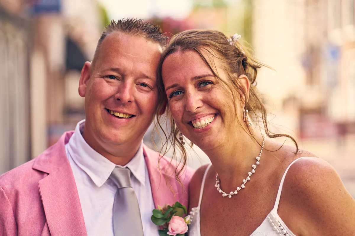 Diliana en Olav lachen dicht tegen elkaar aan