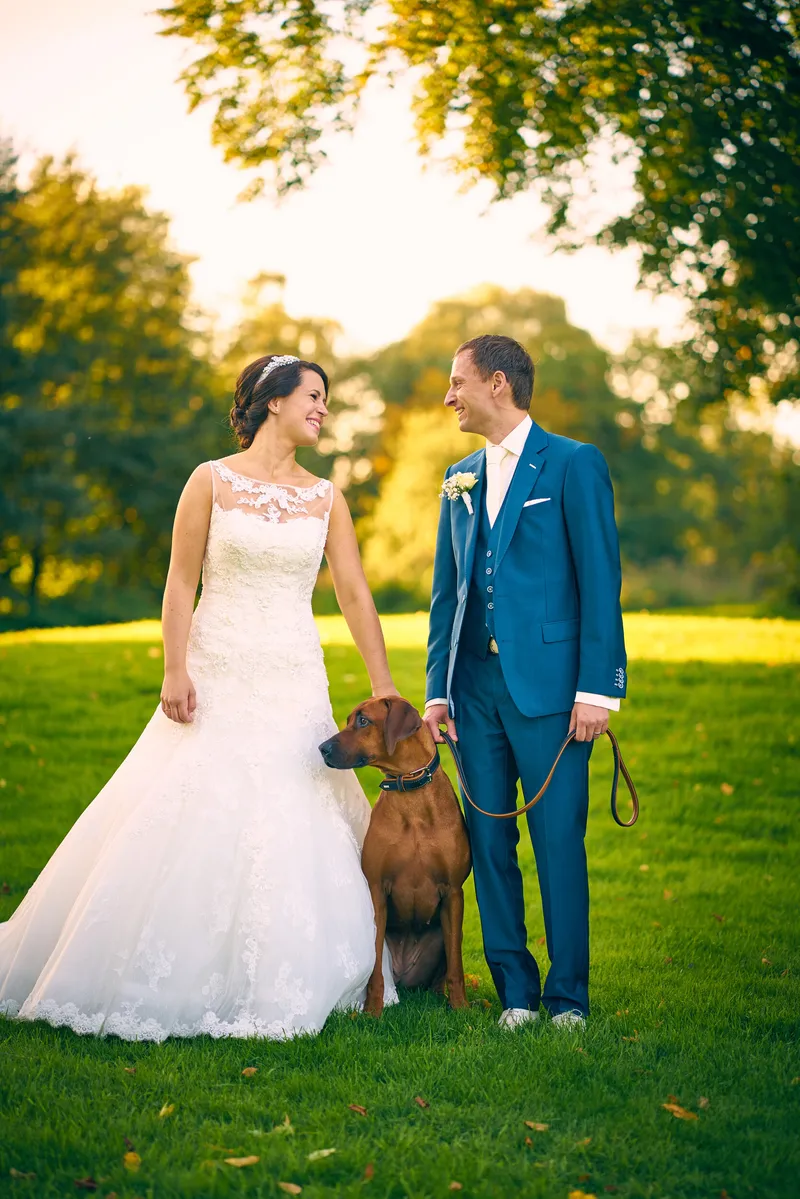 Bart en Frederike met hun hond op het grasveld
