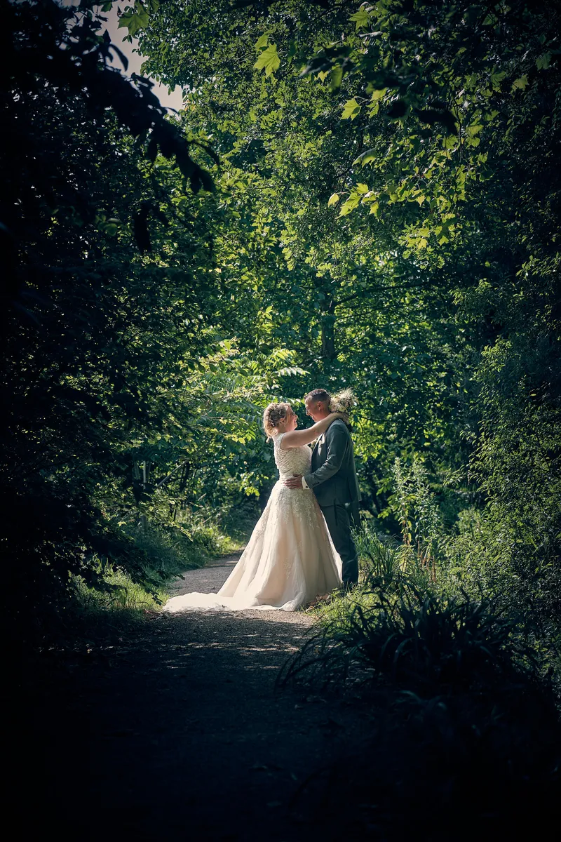 Angelique en Michiel aan het eind van een donker bospad