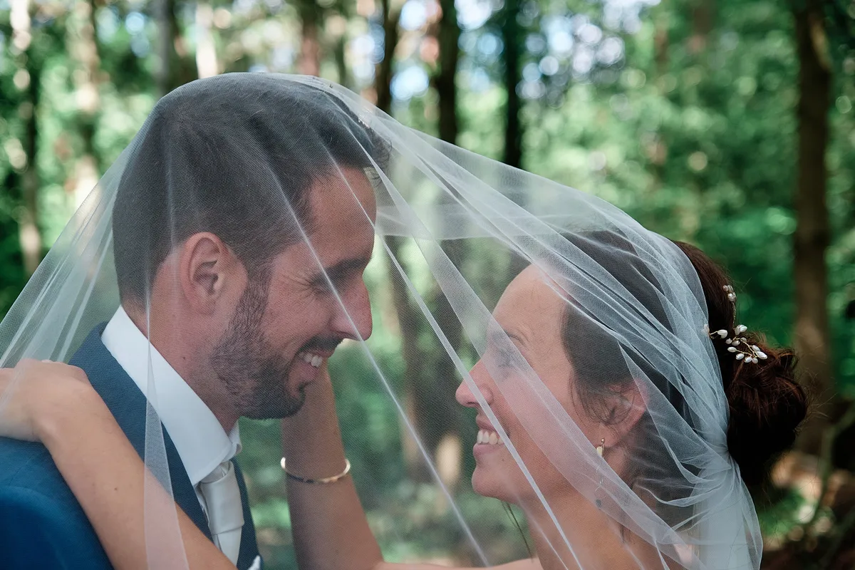 Tessa en Jeroen lachen samen onder de sluier