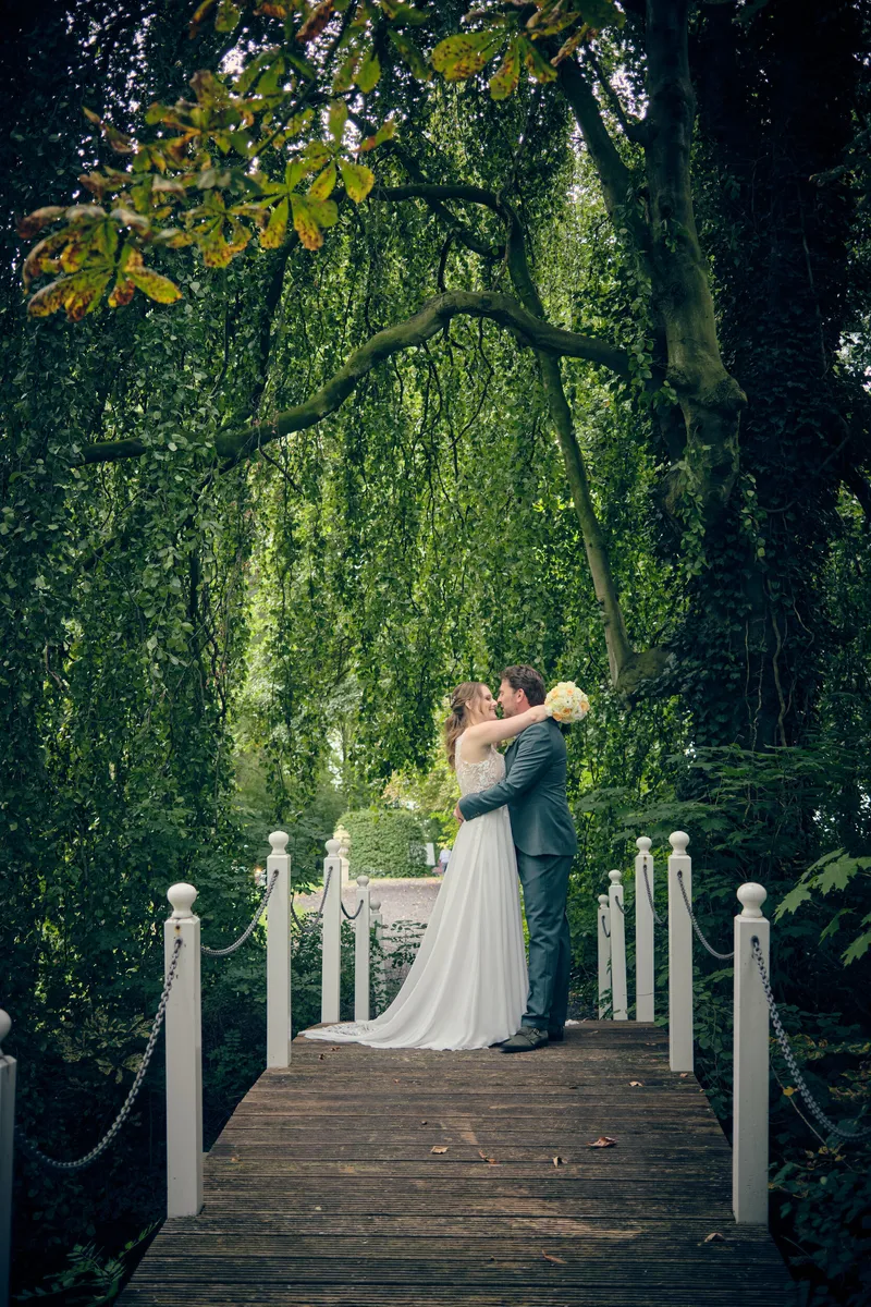 Fabian en Renée op het houten bruggetje onder de treurwilg