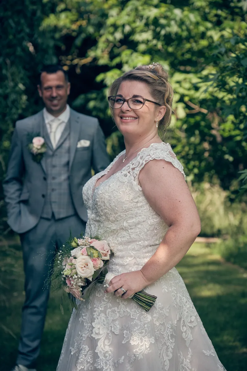 Angelique met haar boeket in het groen