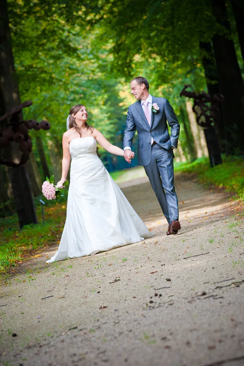 Jorinda en Gerben lopen hand in hand door een groene laan