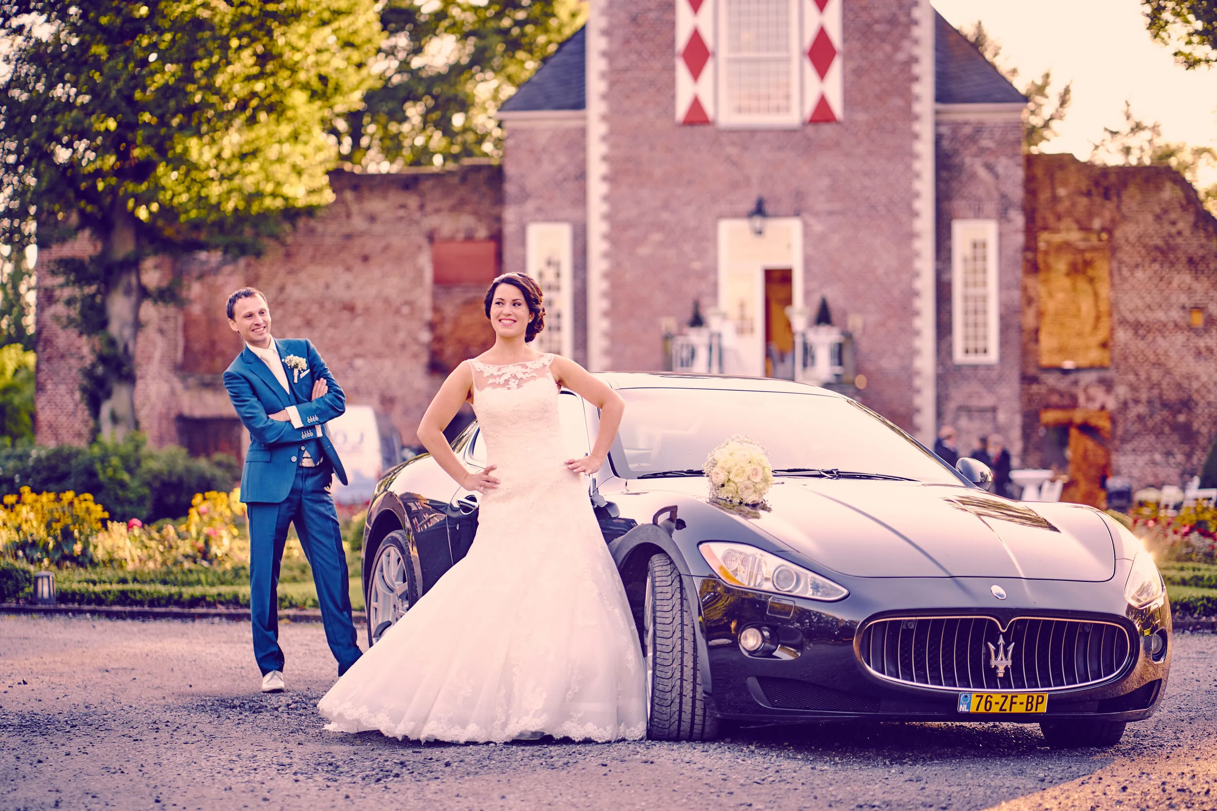 Bart en Frederike bij een donkerblauwe Maserati voor Schloss Hertefeld