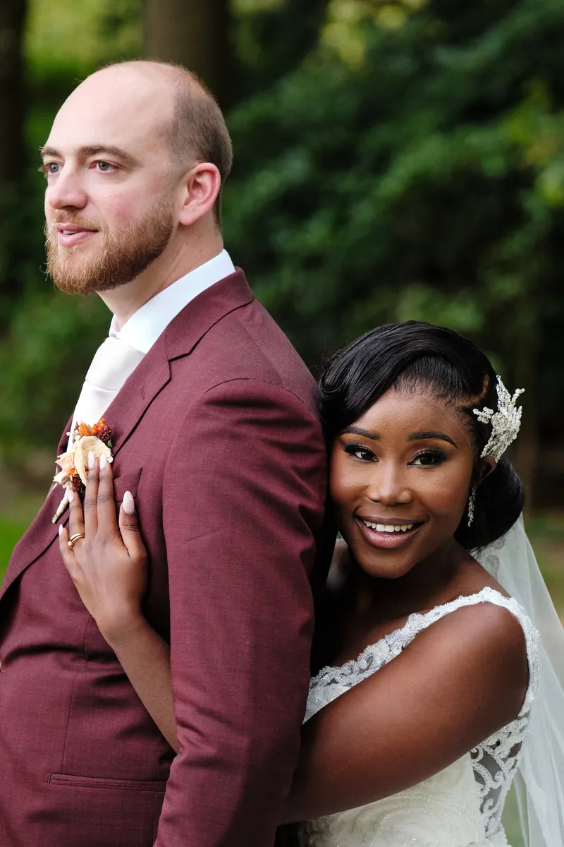 Natascha slaat haar armen om Tim heen