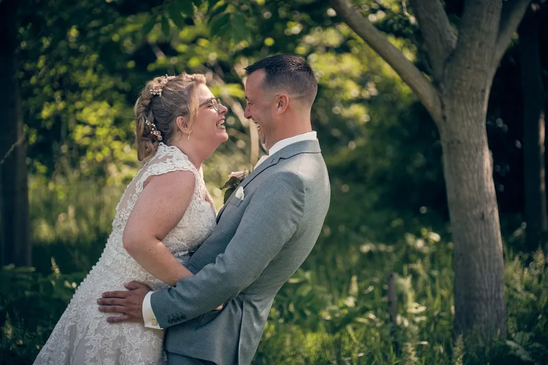 Angelique en Michiel kijken elkaar aan tussen de bomen
