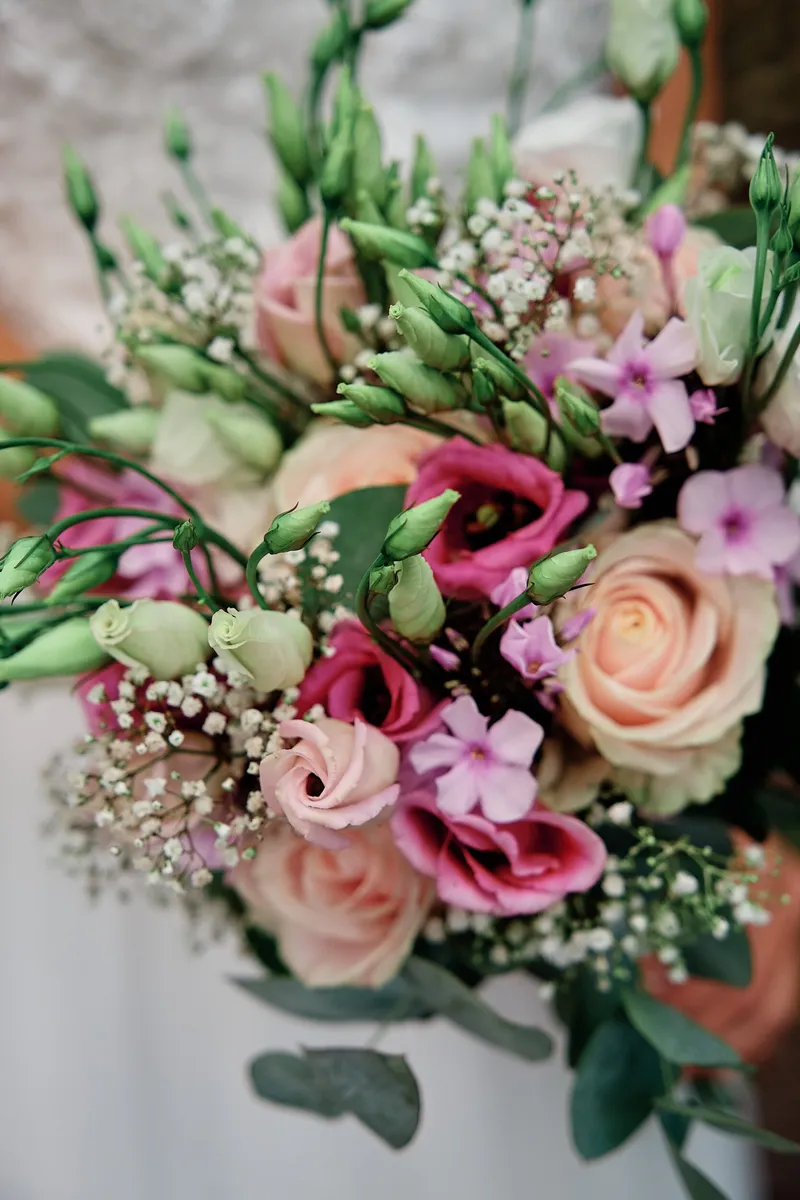 Het boeket met roze rozen en lisianthus