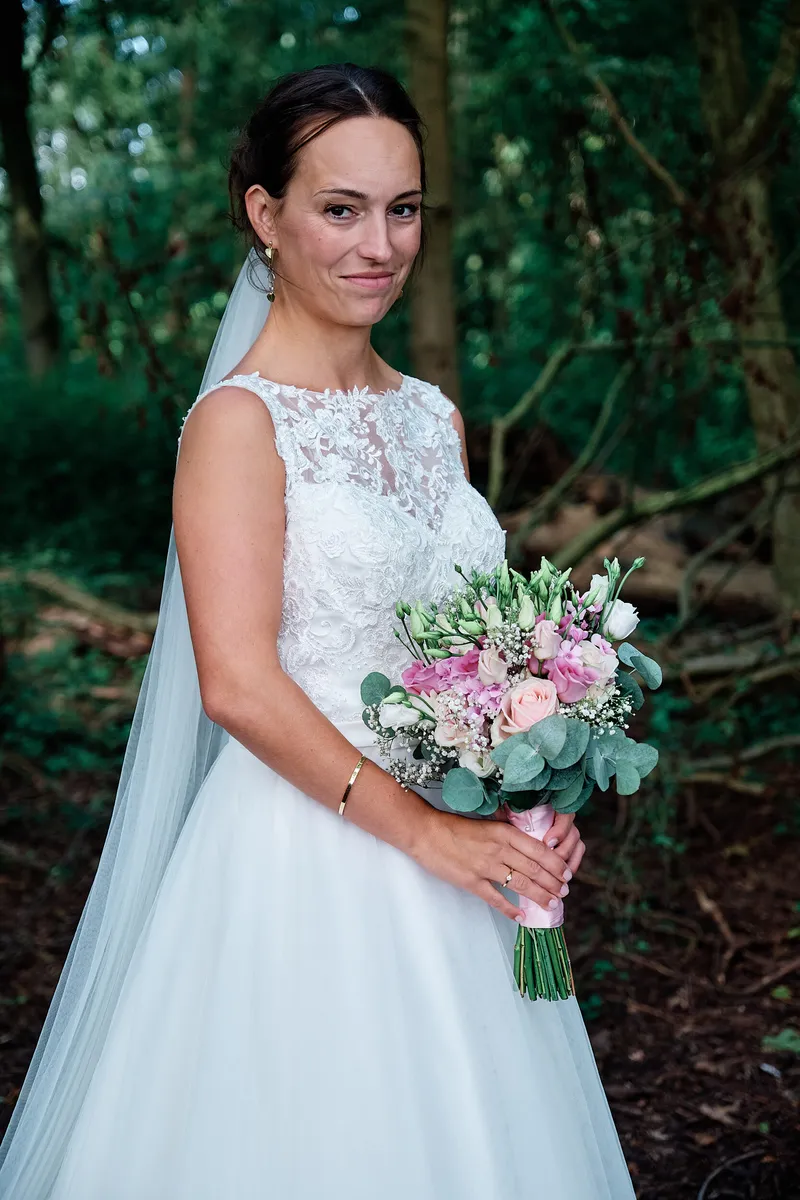 Tessa met het boeket in het bos