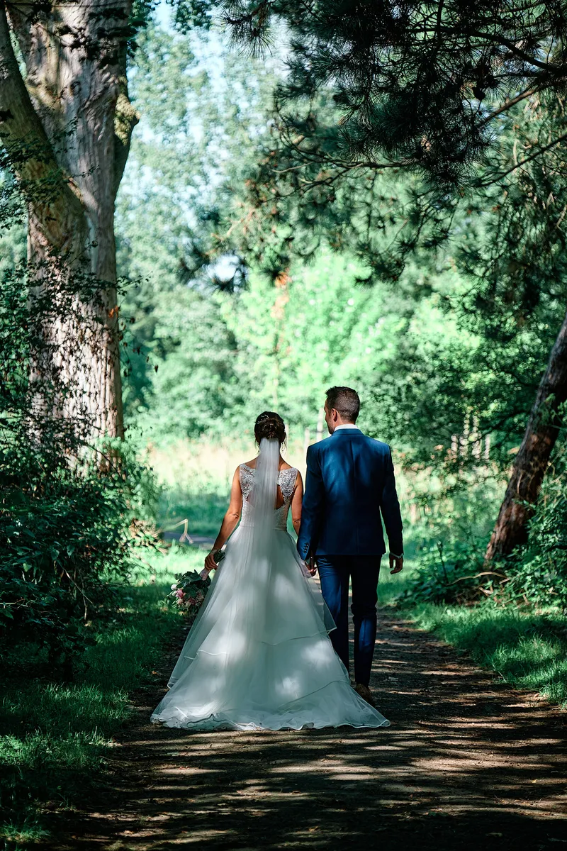 Tessa en Jeroen lopen samen een bospad af