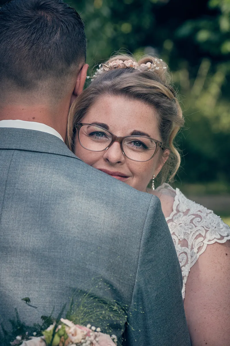Angelique kijkt over de schouder van Michiel