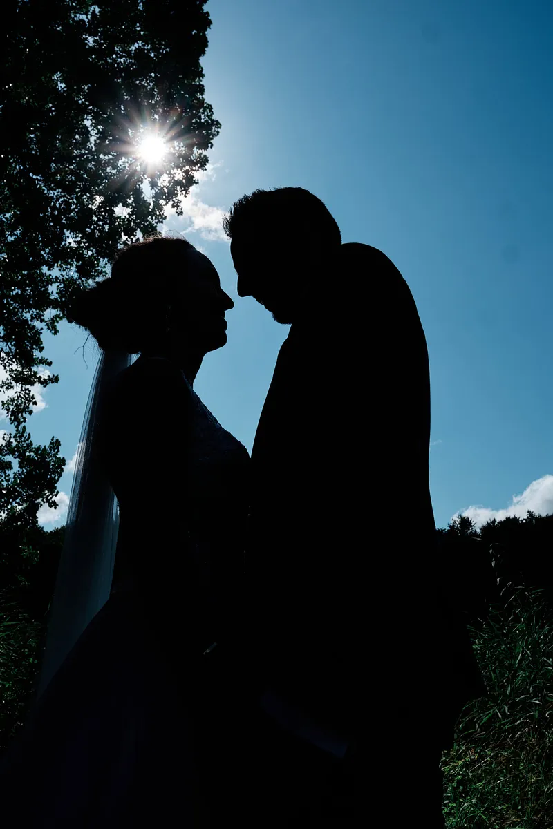 Silhouet van Tessa en Jeroen tegen de blauwe lucht