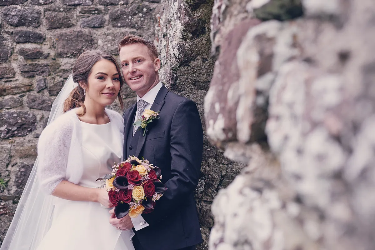 Caitriona en Shane met het boeket tussen de oude stenen