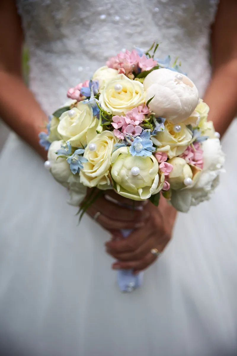 Het boeket van witte rozen en pioenrozen