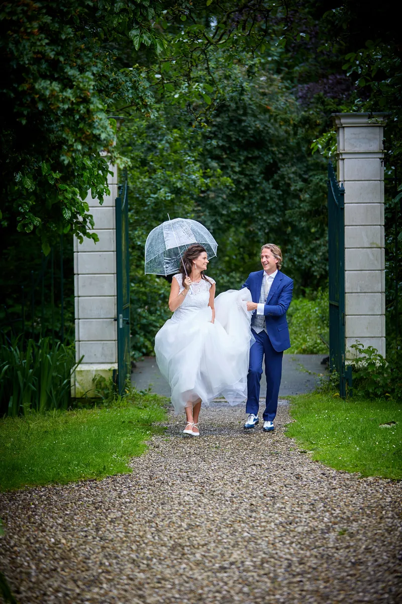 Rinkje en Wouter lopen over het grindpad tussen de pilaren