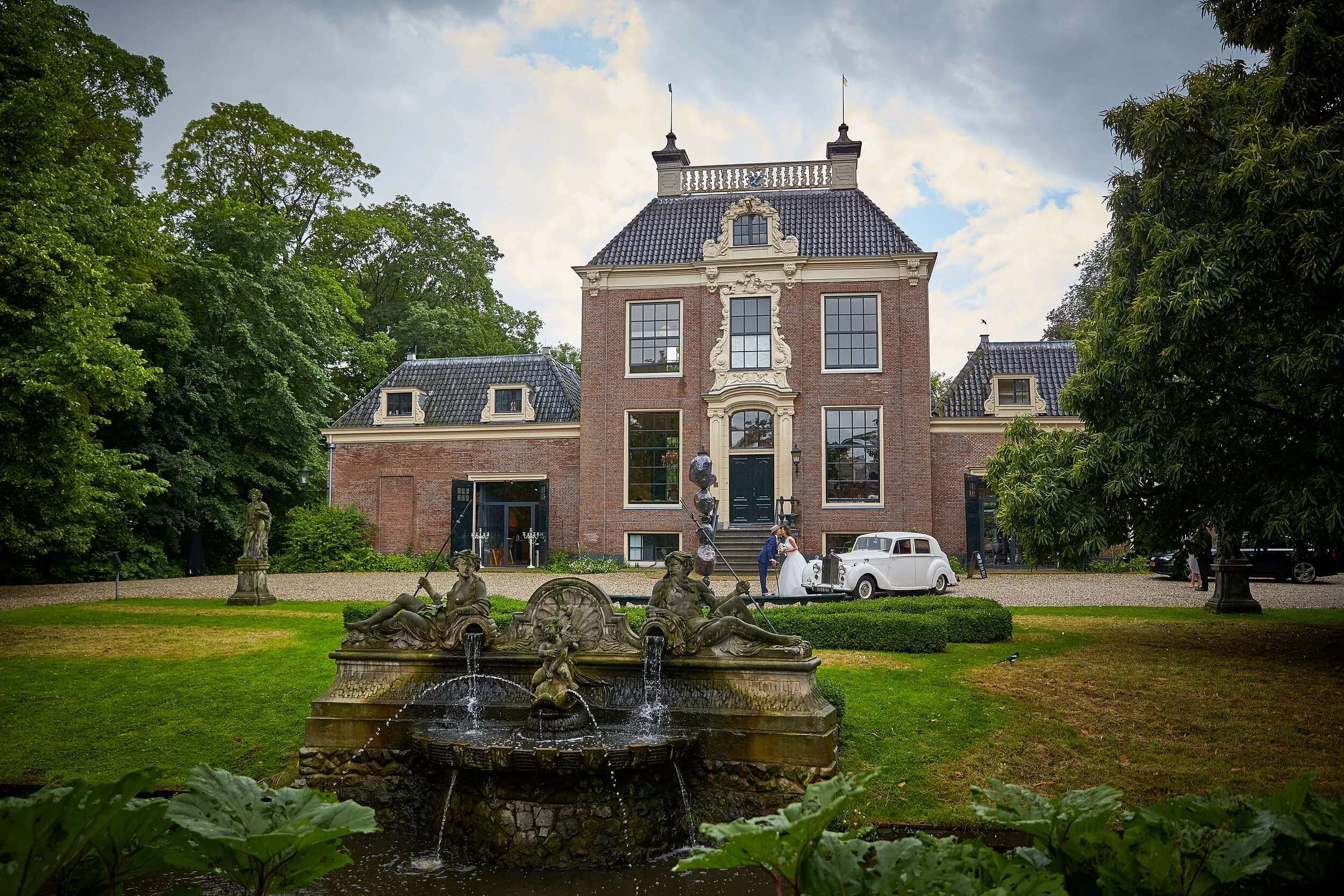 Huize Frankendael in Amsterdam met de fontein, Rinkje en Wouter bij de witte Rolls-Royce voor het huis