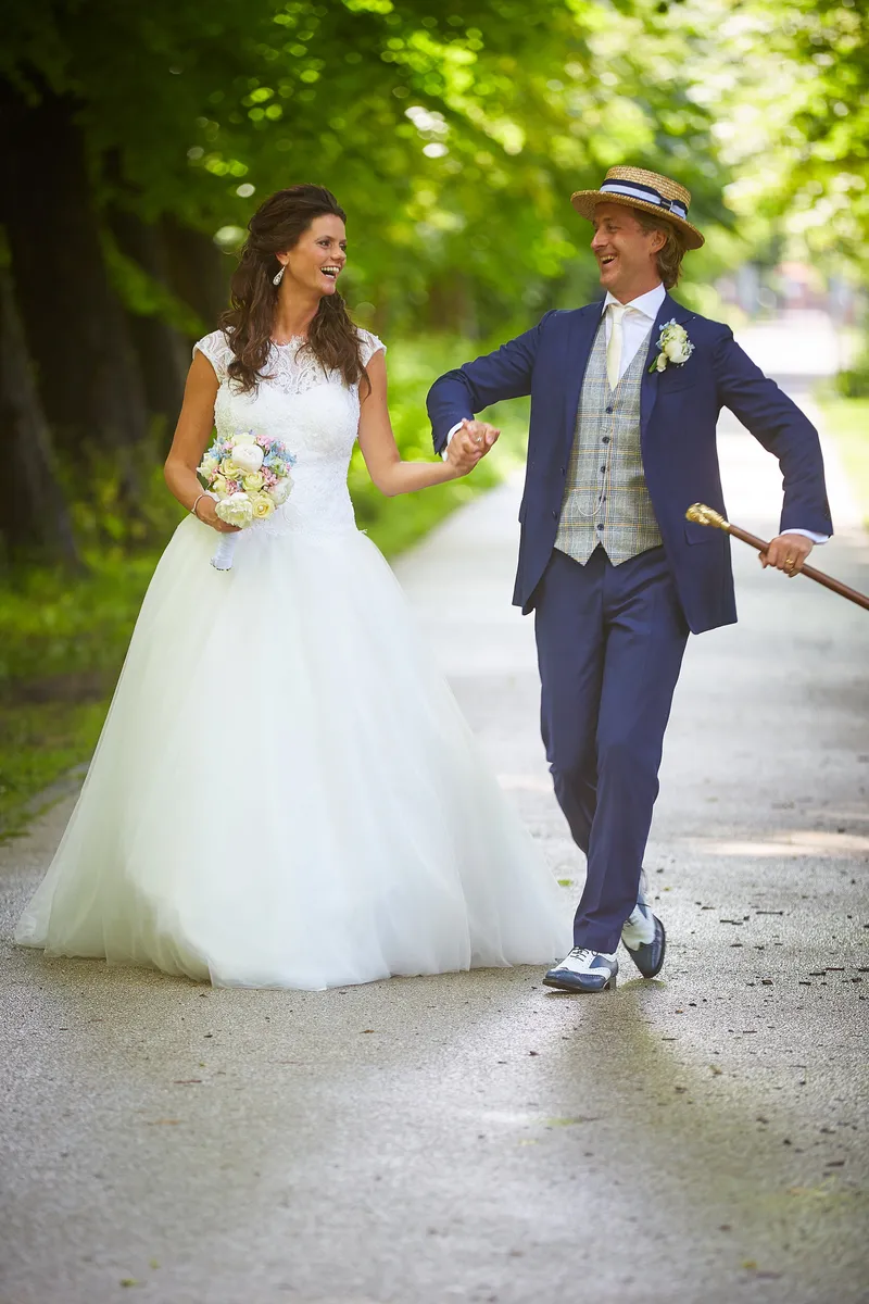 Wouter loopt met wandelstok naast Rinkje