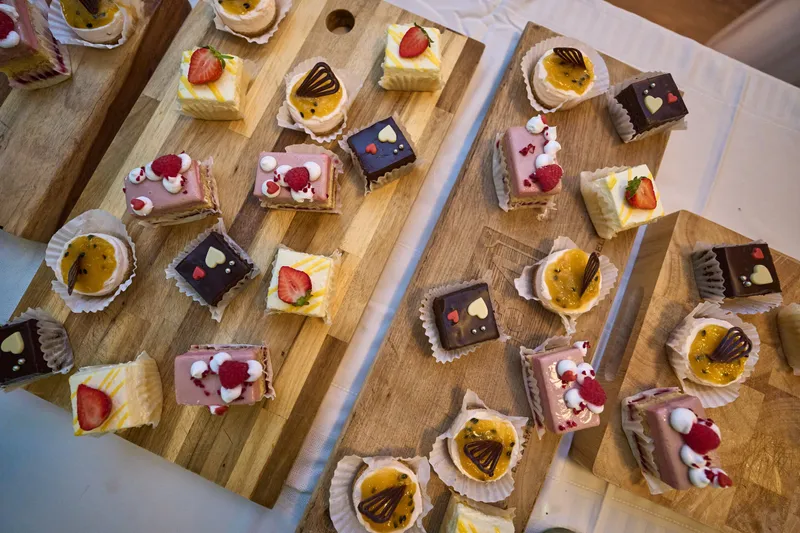 Een plank vol zelfgemaakte gebakjes, van bovenaf