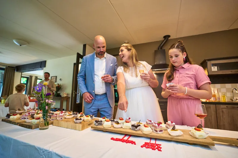 Annemarie, Jan en hun dochter achter de tafel met gebak