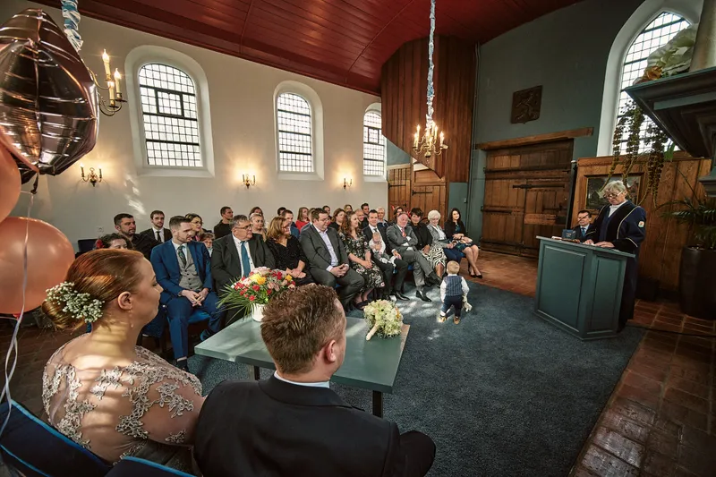 De ceremonie in het hofje, van achter de gasten gezien